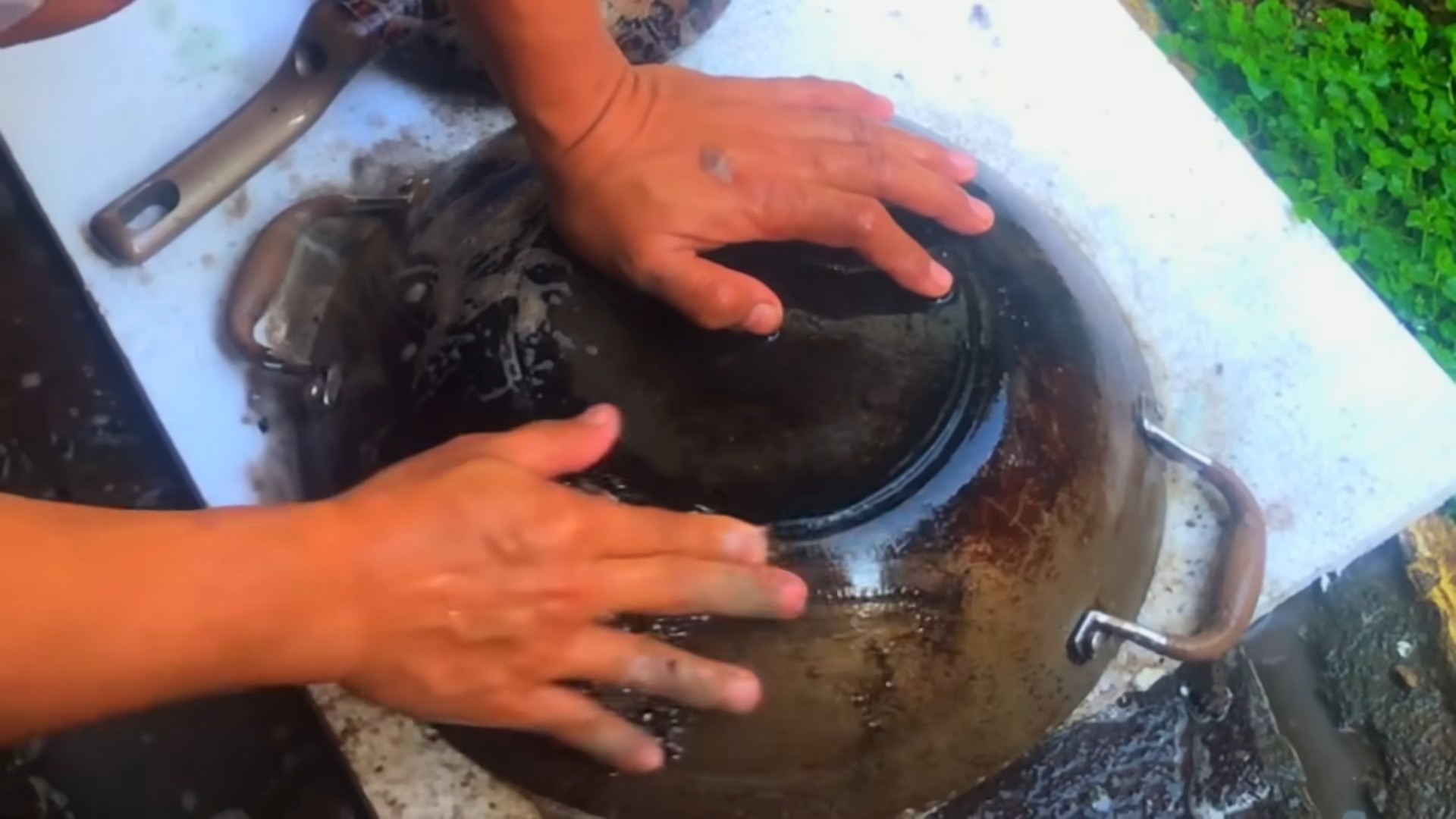 Clean Burnt Pan Easily
